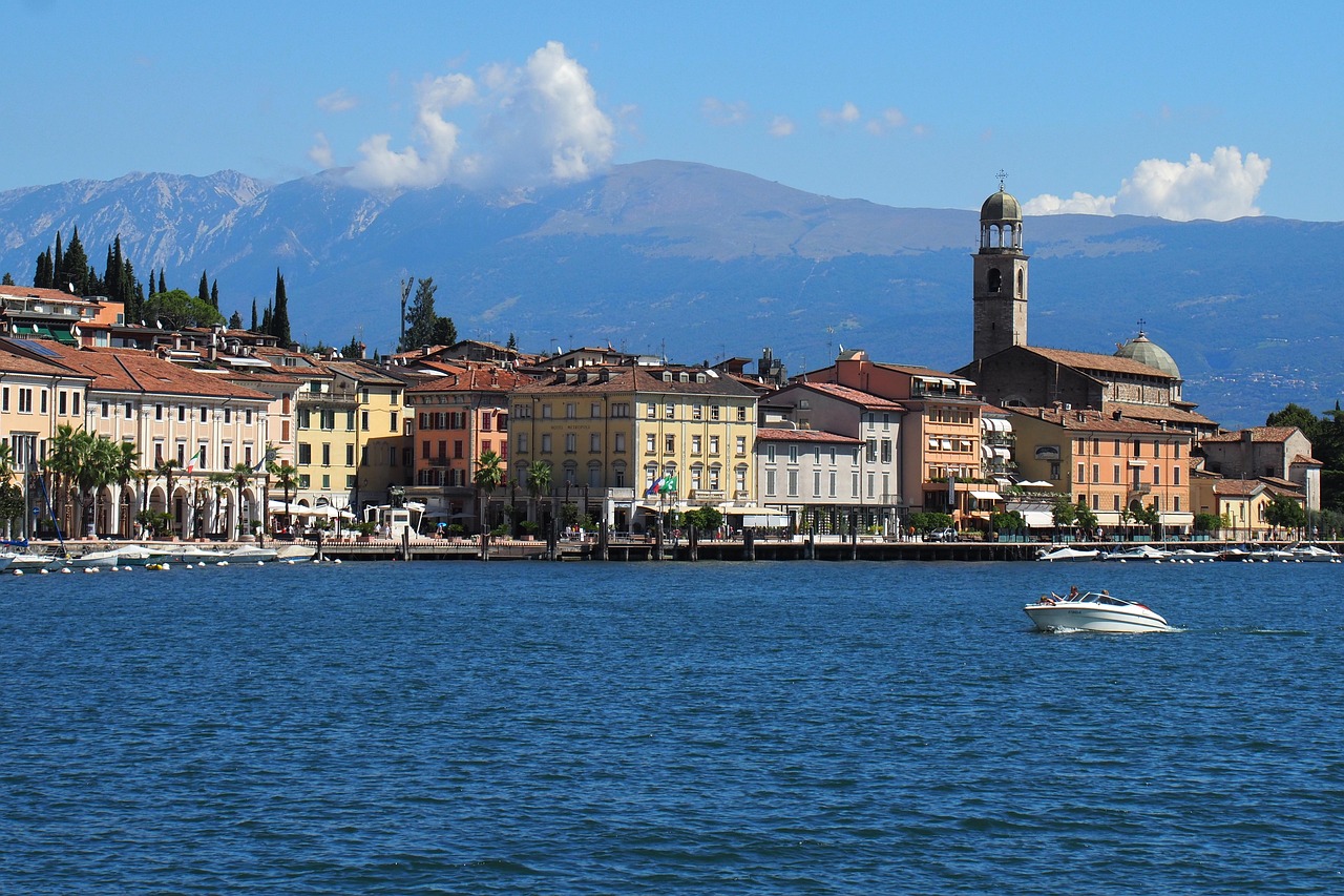 Promenade mornings and Piazza della Vittoria energy in Salò