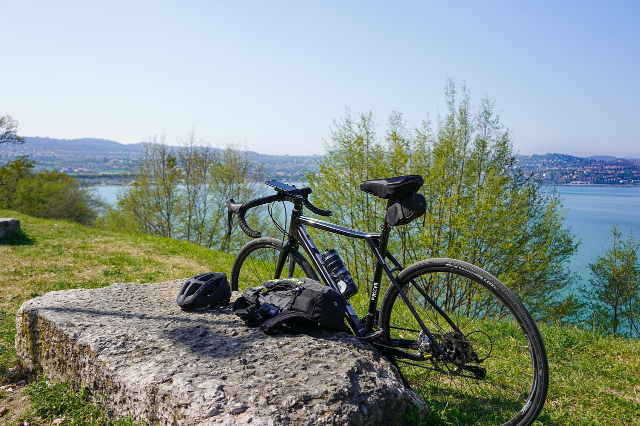 Trails hills and the wider Lake Garda shore from Salò by bike