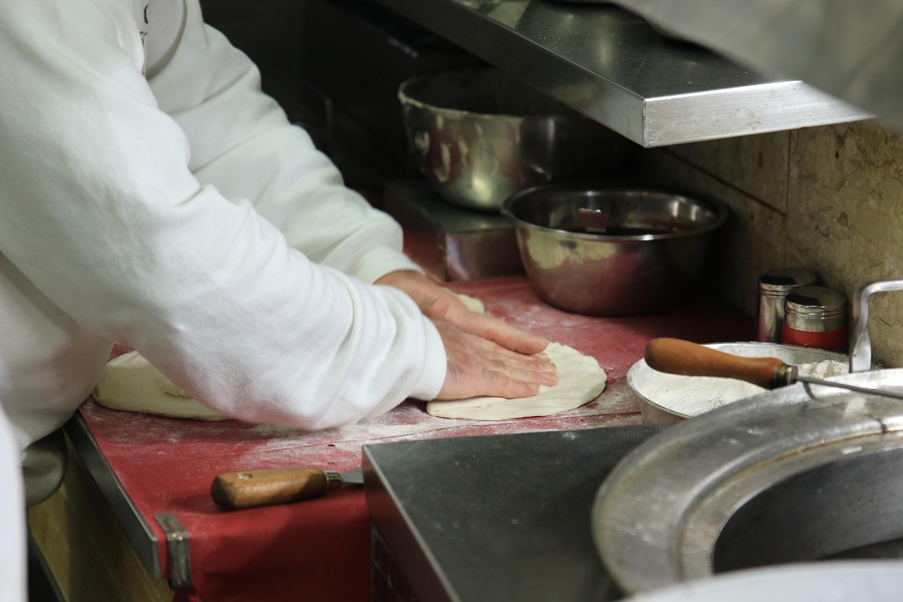Eat in Naples from Neapolitan street food to Michelin stars with a classic pizza moment