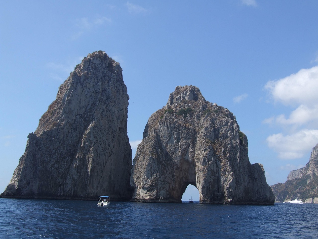 Design day trips from Naples to Capri, Pompeii and the Amalfi Coast by private yacht