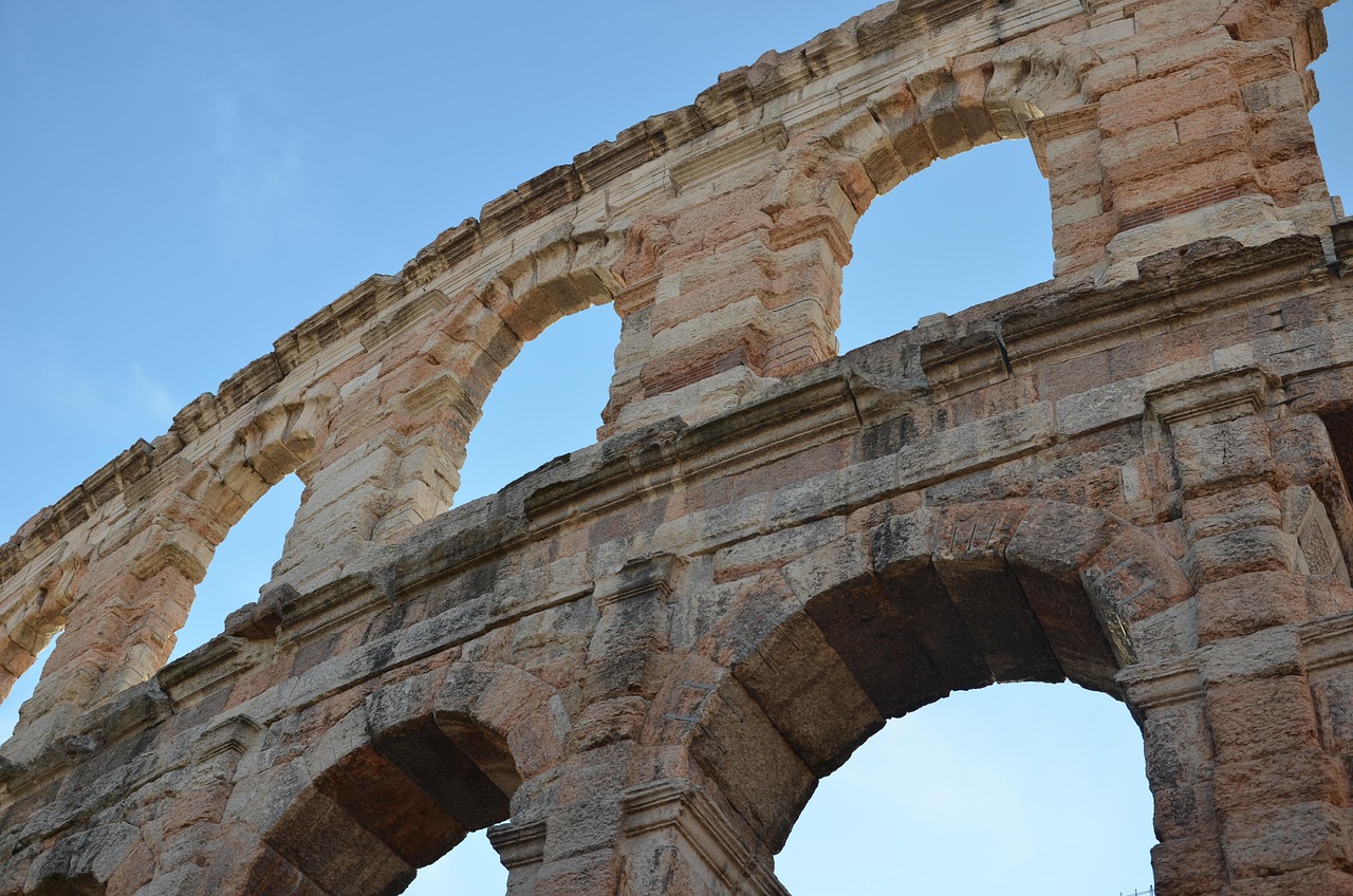 Design a seamless Verona Arena day and night plan in Verona Italy
