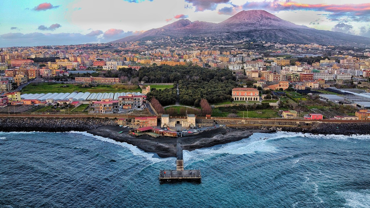 Design your visit to the park and book tickets for Mount Vesuvius with confidence