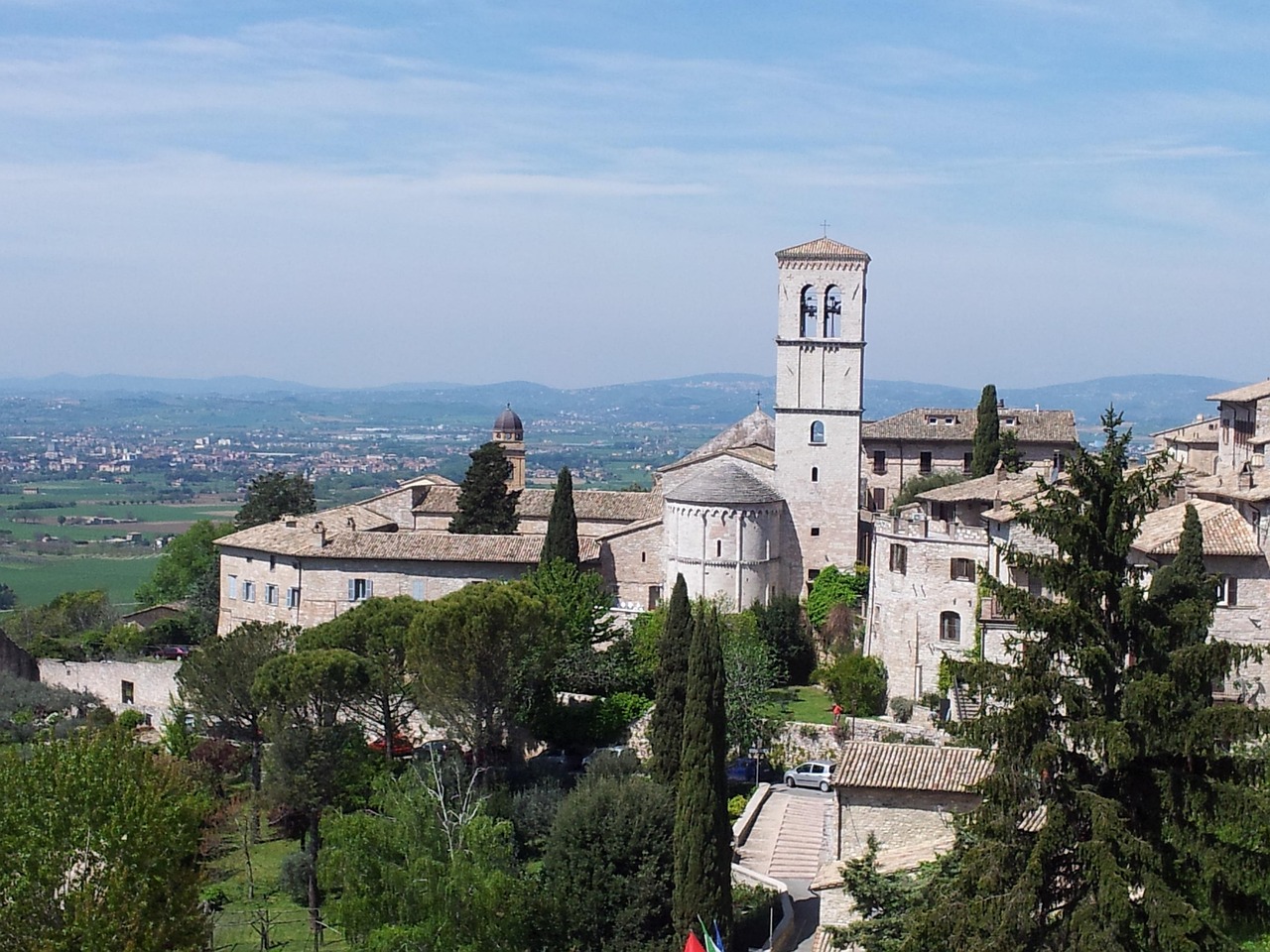 Cloisters, serene gardens and Assisi’s most photogenic quiet corners near San Francesco