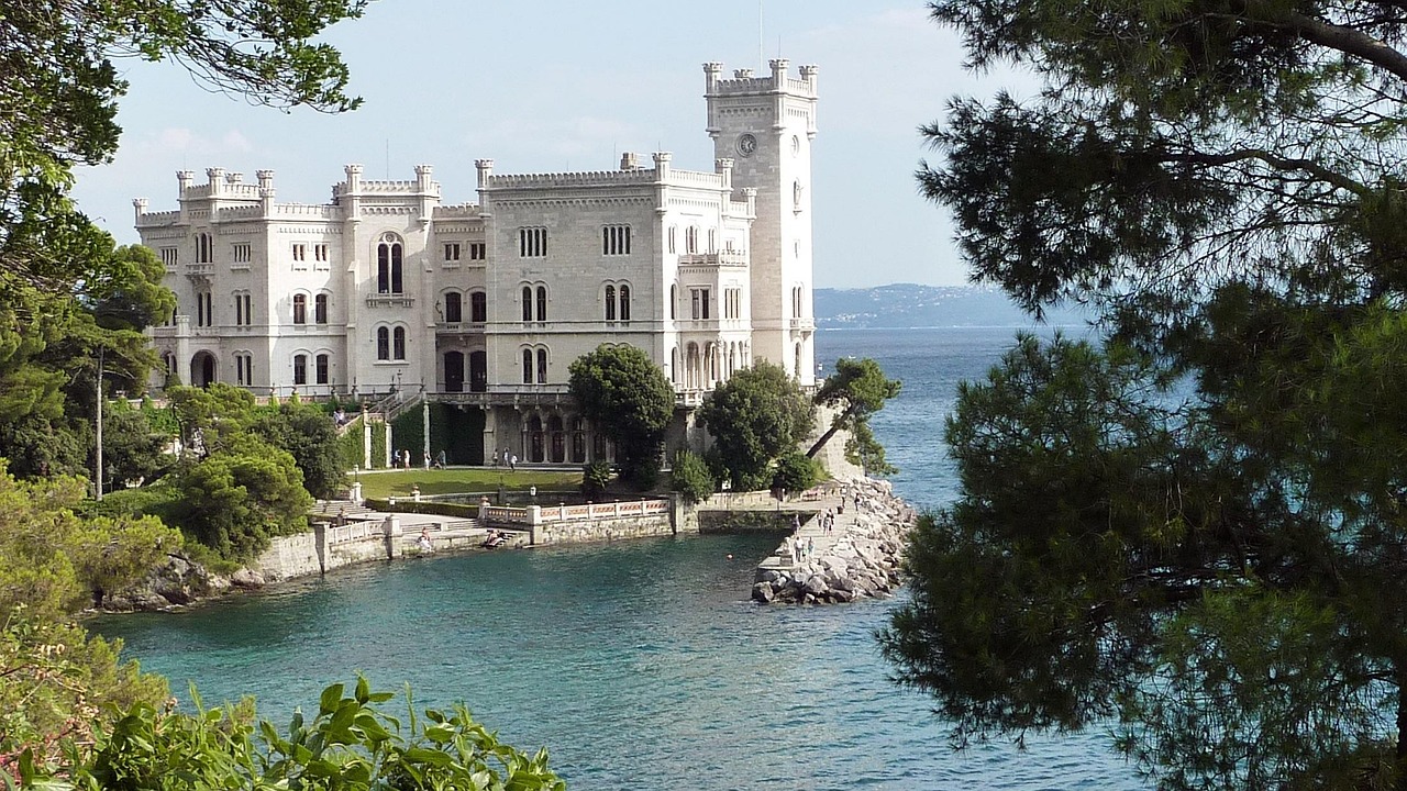 Choose your best day to discover Trieste by sun and temperature