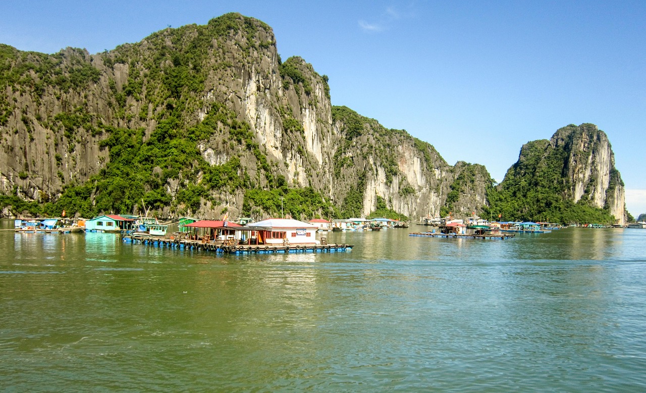 Ha Long Bay luxury cruises and Long Bay limestone wonders