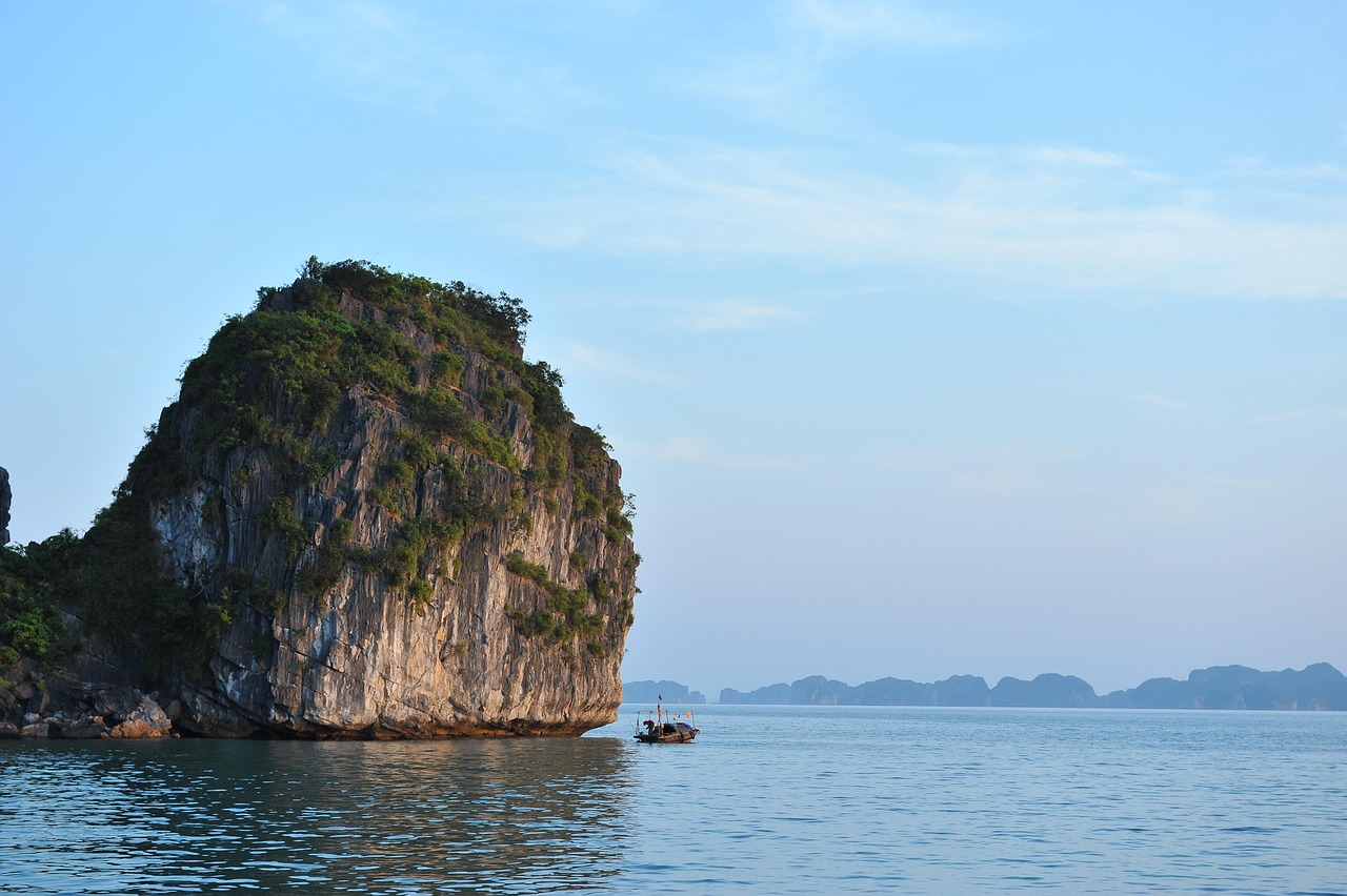 Best time to visit and travel from Hanoi to Ha Long Bay Vietnam by private boat and cruise pier