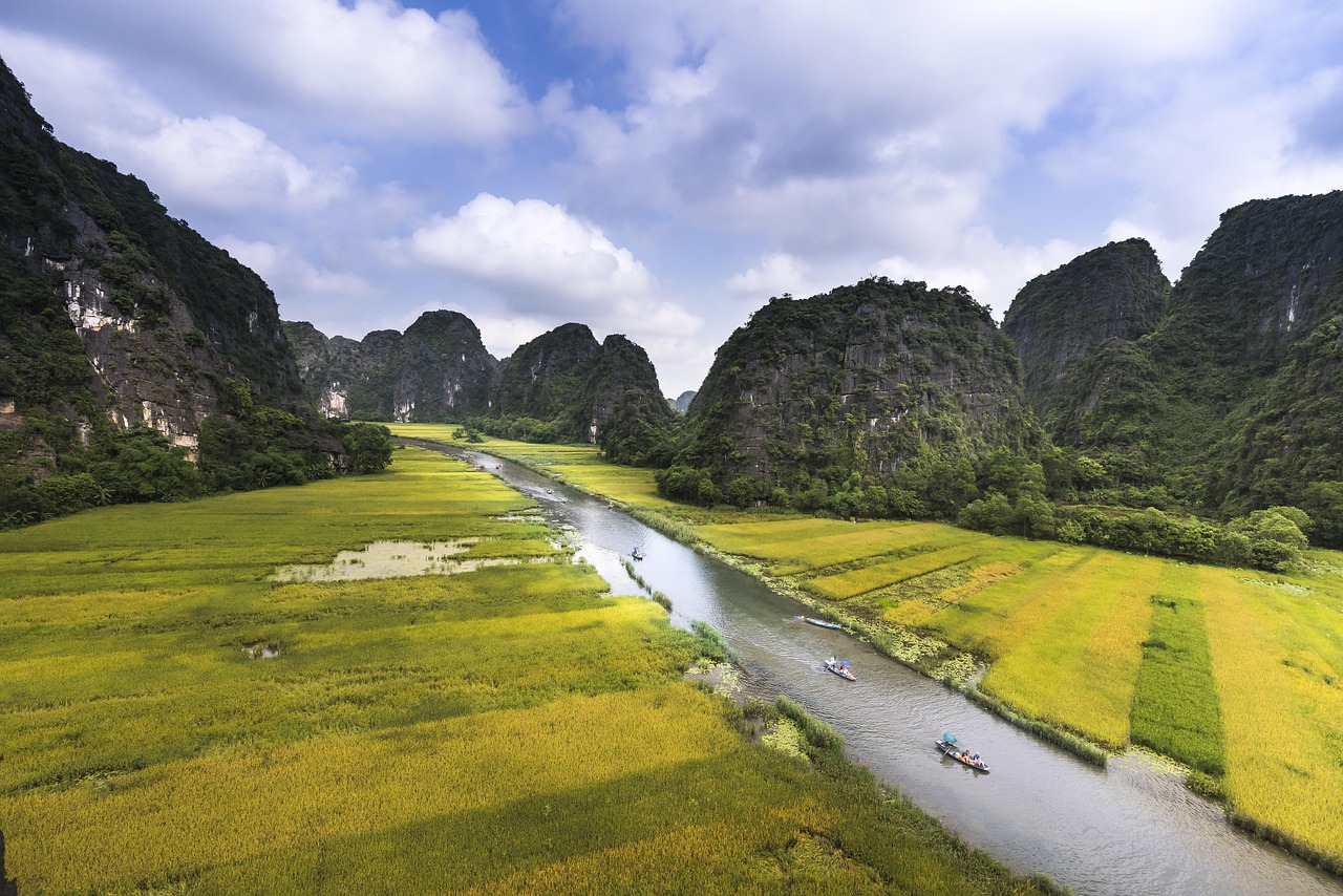 Tam Coc boat ride along the Ngo Dong River through three caves