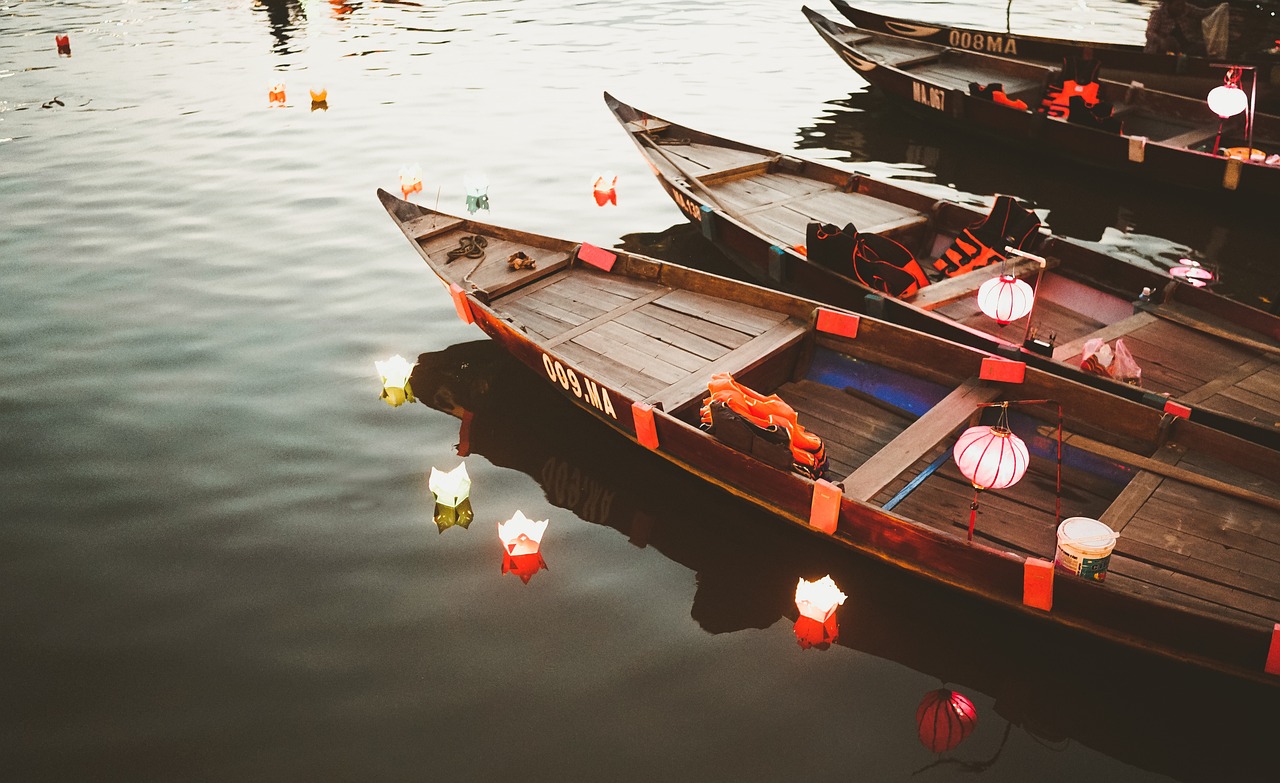 Lantern evenings in Hoi by the Thu Bon River with reflections and boats
