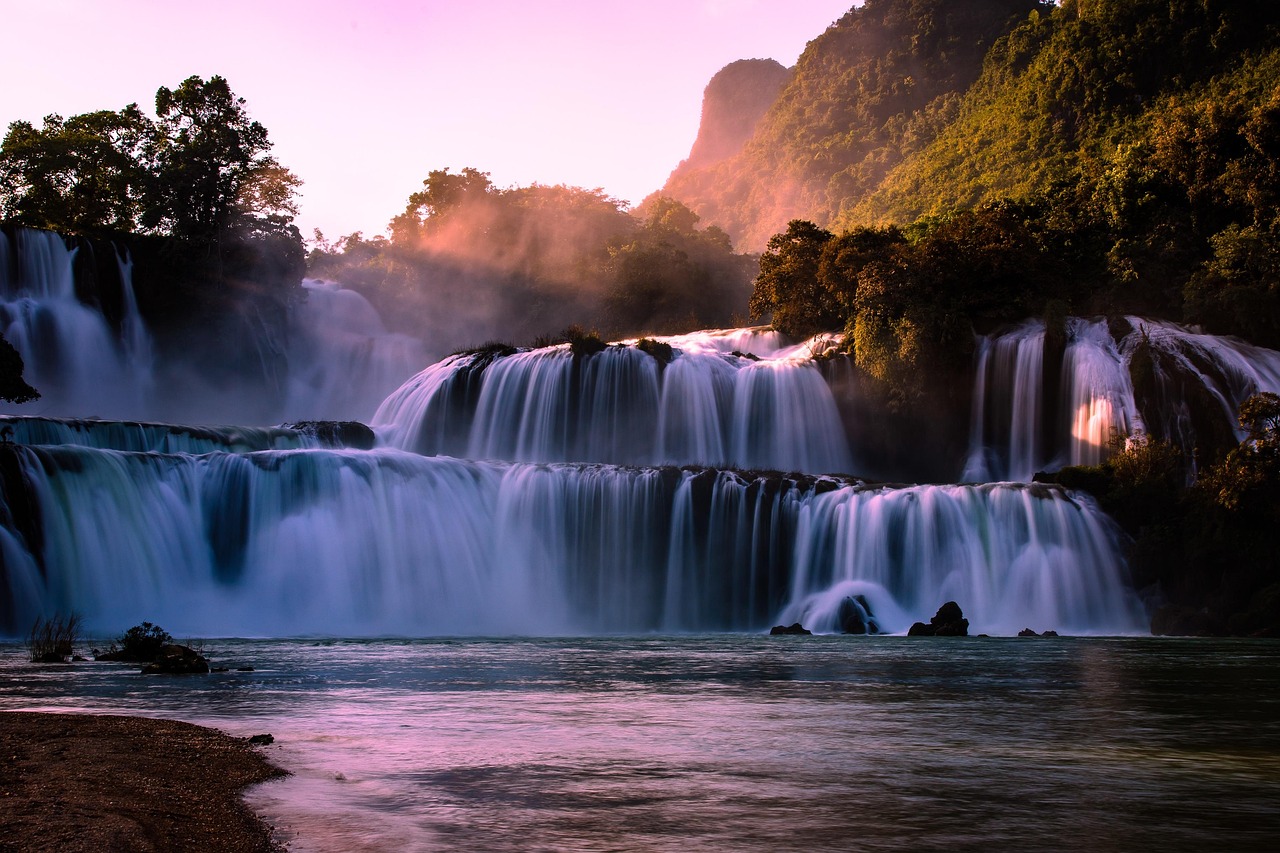 Waterfalls hot herbal baths and food in Sapa to end your days well