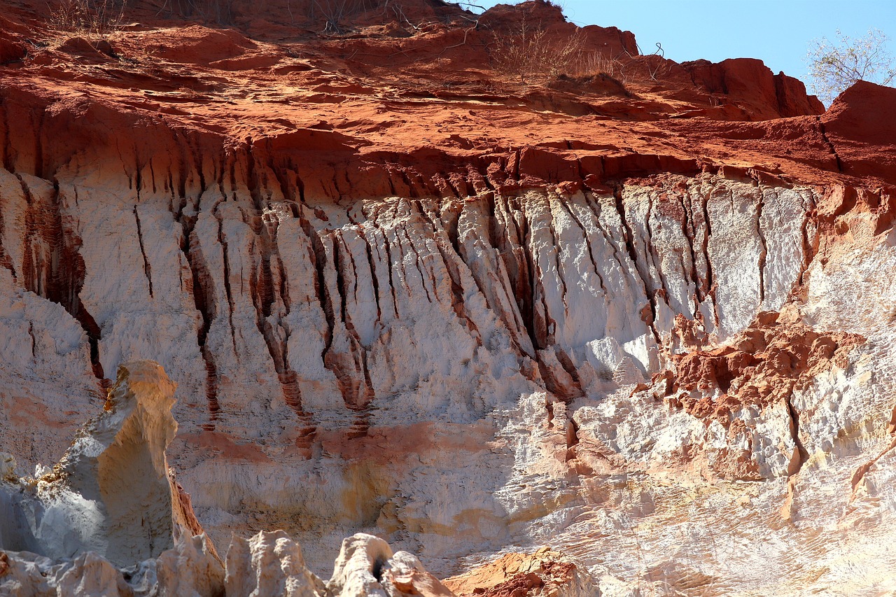 Fairy Stream walk through ochre cliffs and greenery