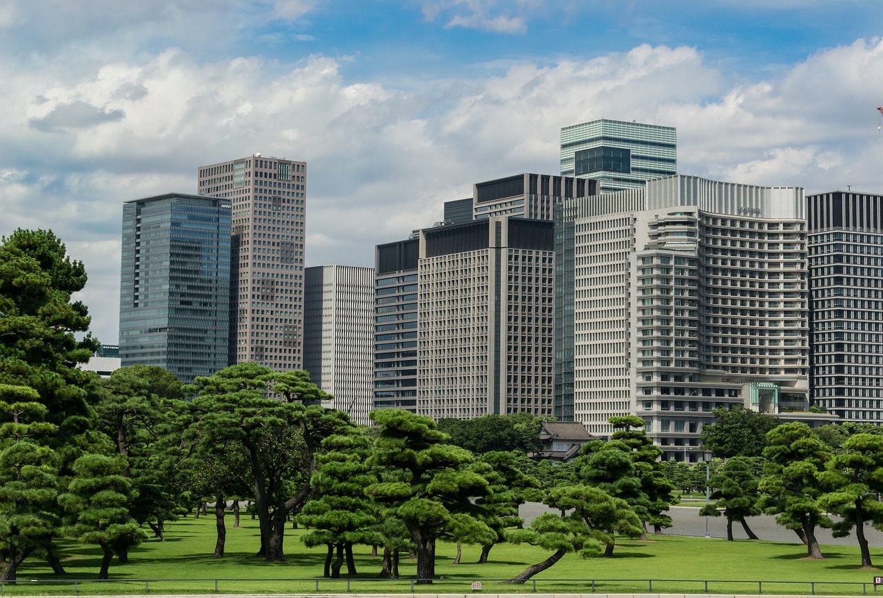 Arriving Seamlessly from Tokyo Station to the Palace Park with Marunouchi streets