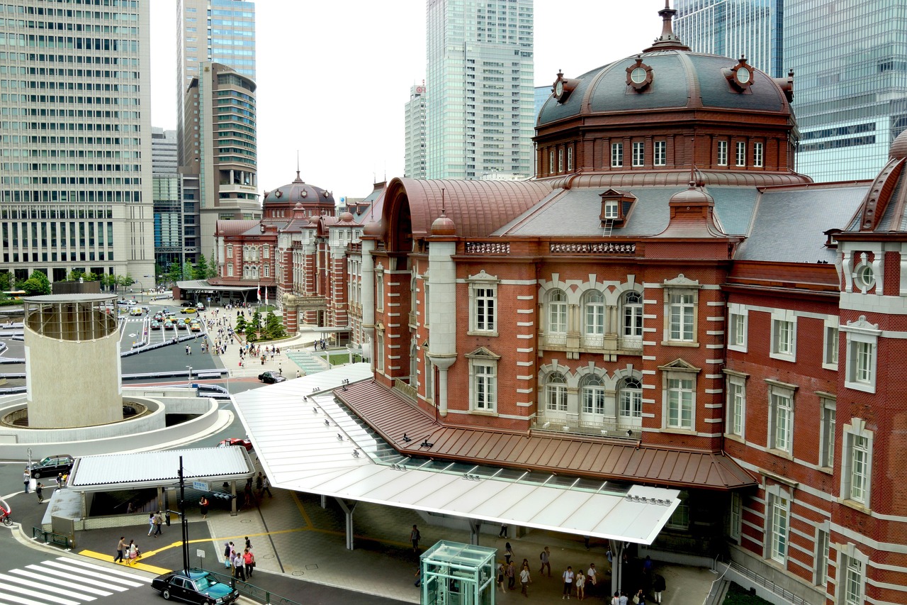 Tokyo Station to Marunouchi Modern Views beside the Palace