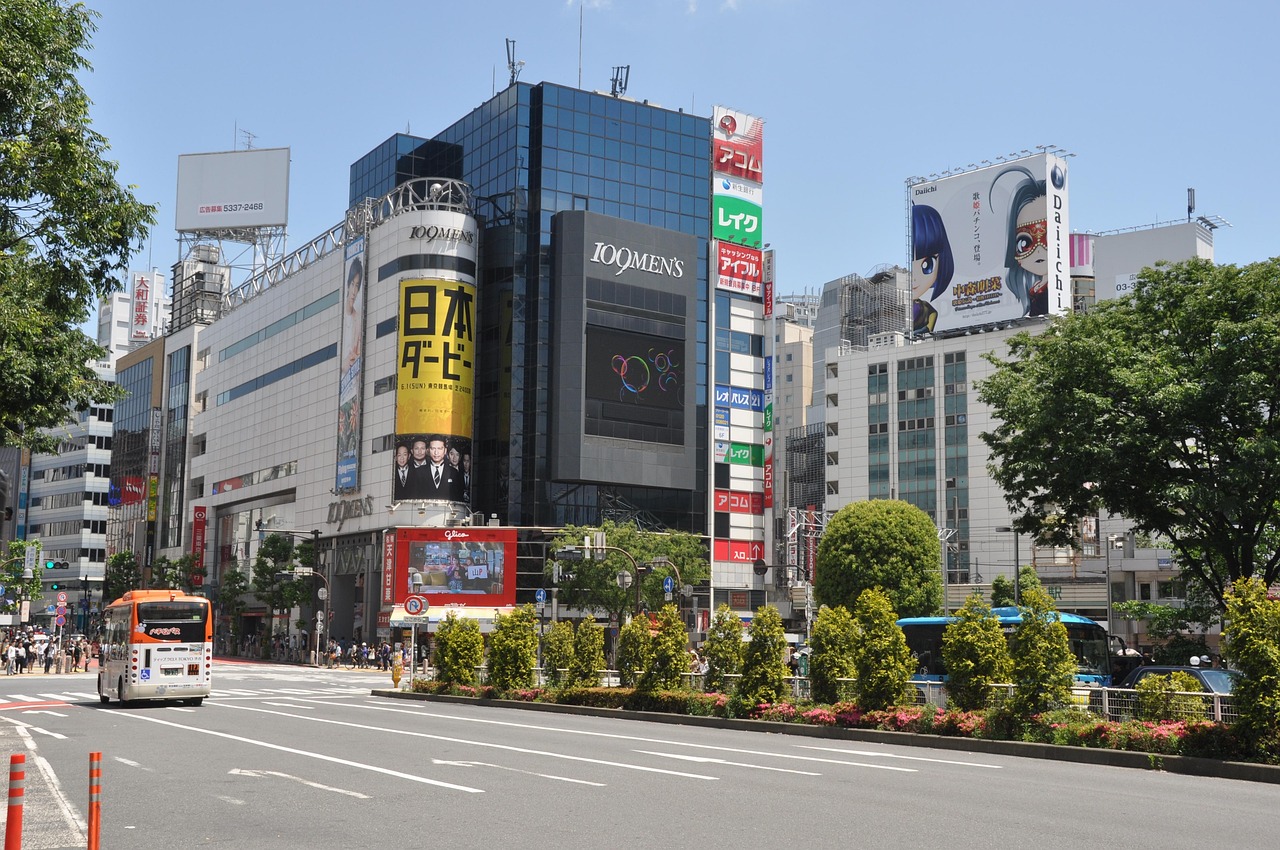 How to cross Shibuya scramble in Tokyo with confidence and care