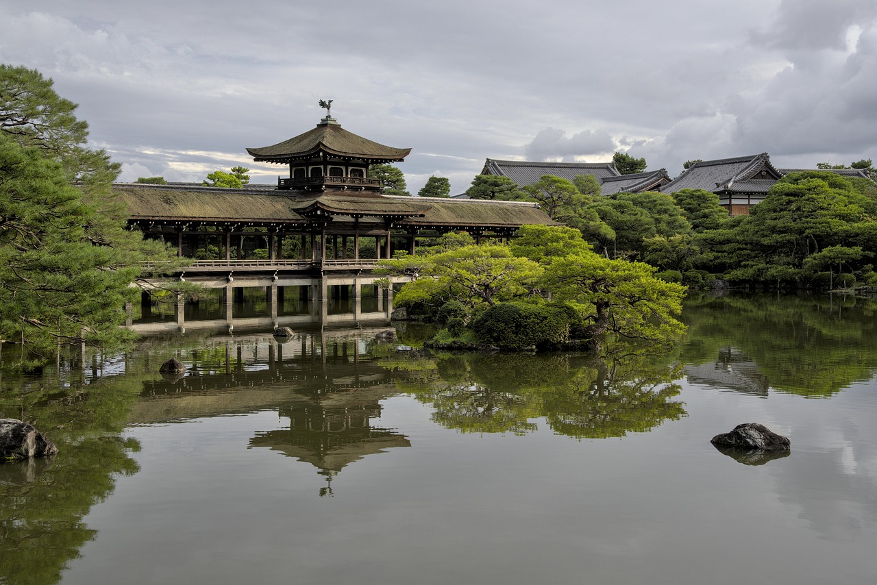 Heian Shrine Kyoto and why 平安神宮 feels timeless in the quiet courtyard