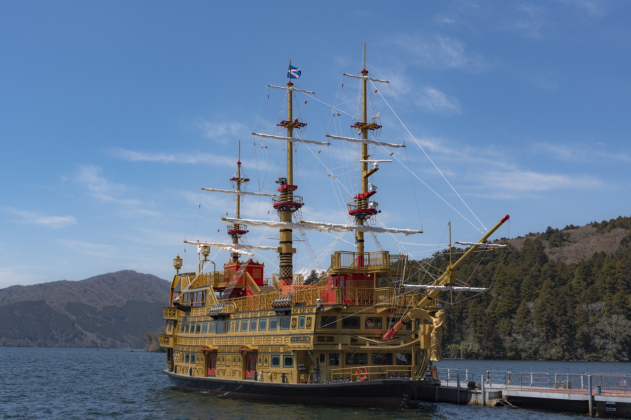 The classic Hakone loop: ropeway, Owakudani, Lake Ashi, and shrine