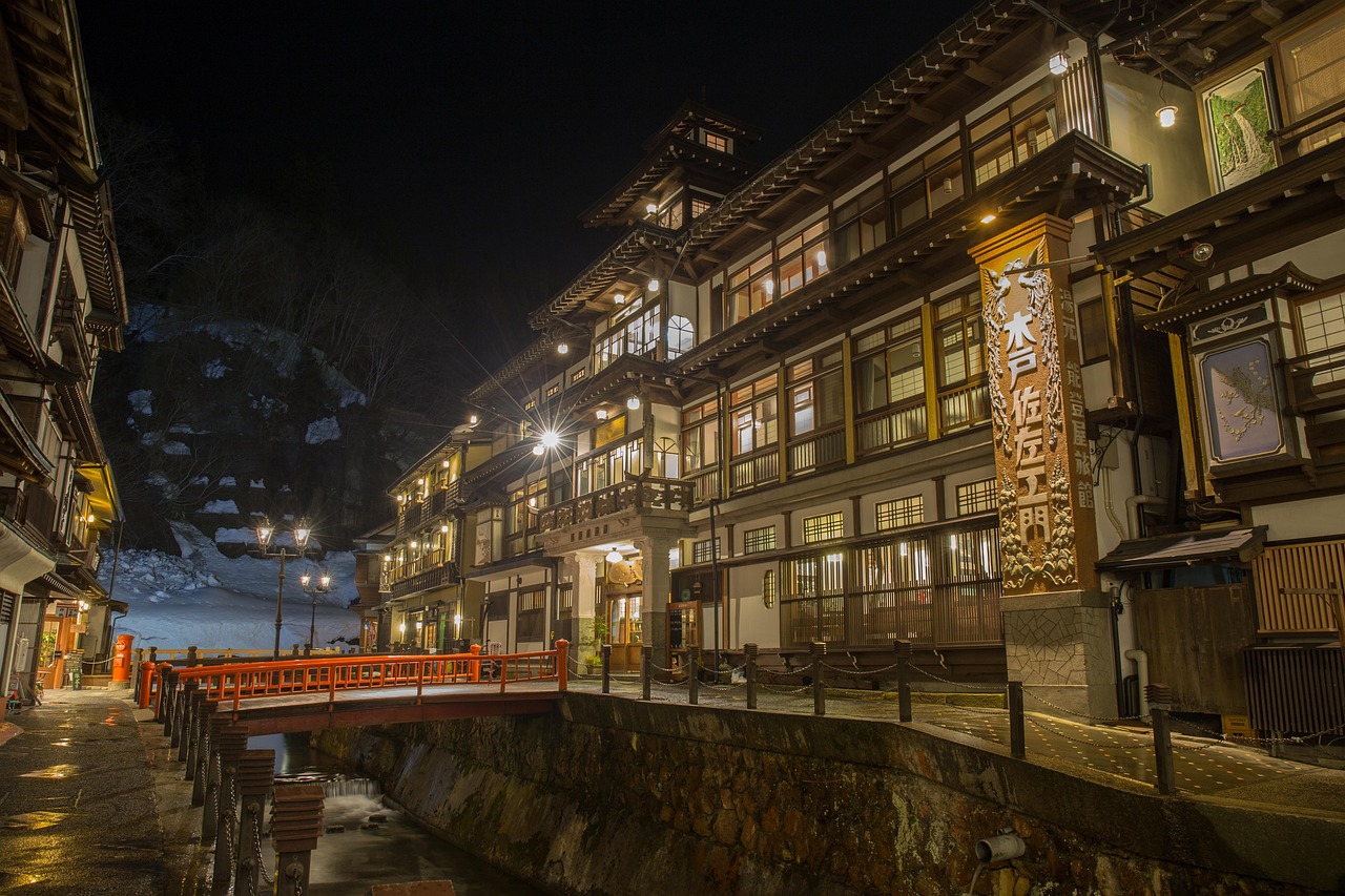 Kusatsu Onsen Hot Spring Rituals and the Yubatake Glow Kusatsu Onsen hot spring guide Gunma Prefecture yumomi Yubatake