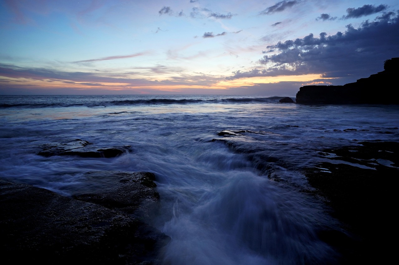 Discovering the Tanah Lot Temple Moment in Bali for a Sunset Experience