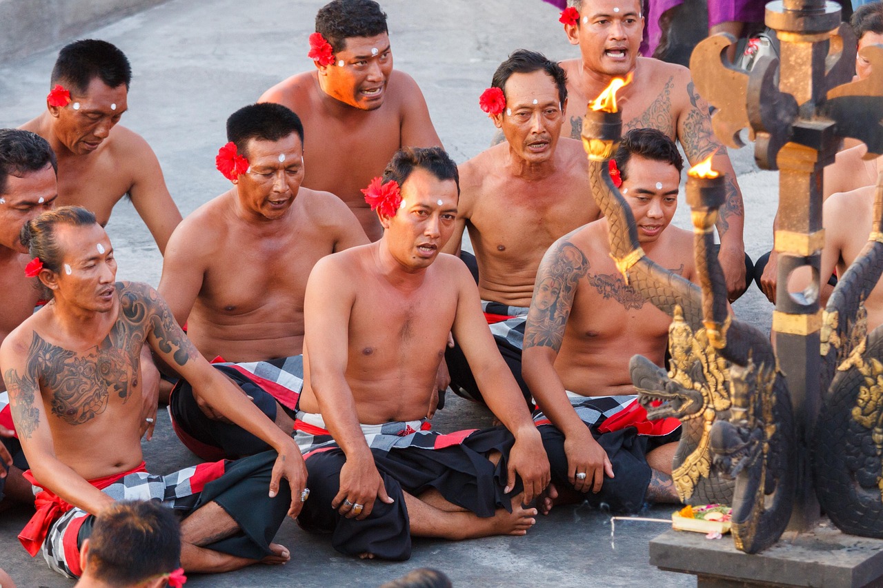 Guide to Uluwatu Temple opening hours, entrance fees, and sarong etiquette in Indonesia