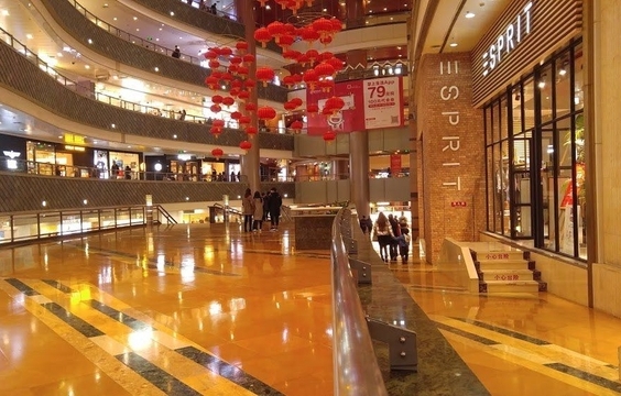 Walking the Bund with City Views