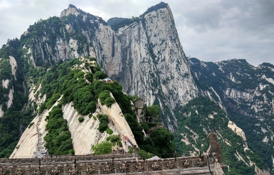 Huangshan Highlights: Granite Peaks and Canyon Trails