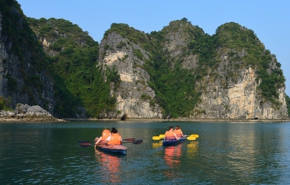 Discovering Viet Hai Village and Going Kayaking in Ha Long Bay