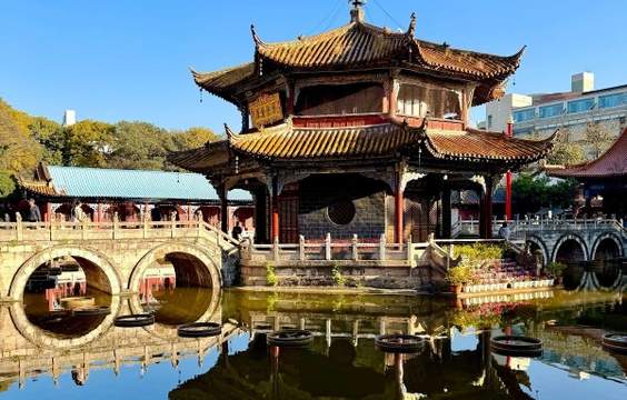 Kunming Highlights: Stone Forest, Temples & Green Lake