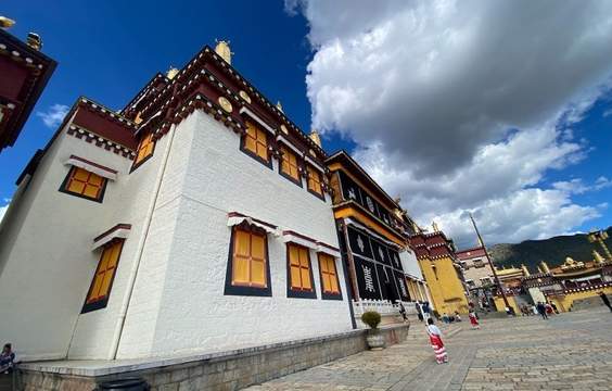 Shangri-La Cultural Tour & Flight to Chongqing