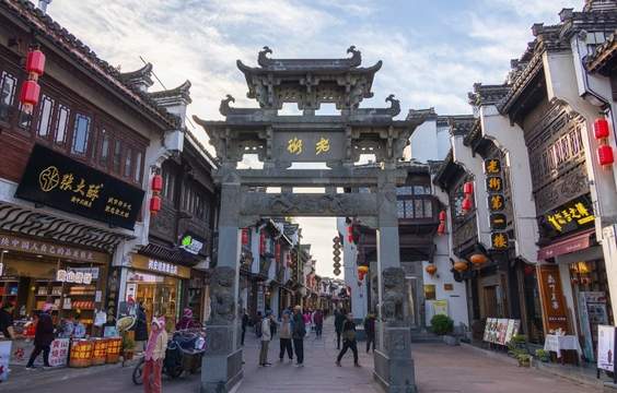 From Shanghai to Huangshan: Ancient Streets and Traditional Crafts