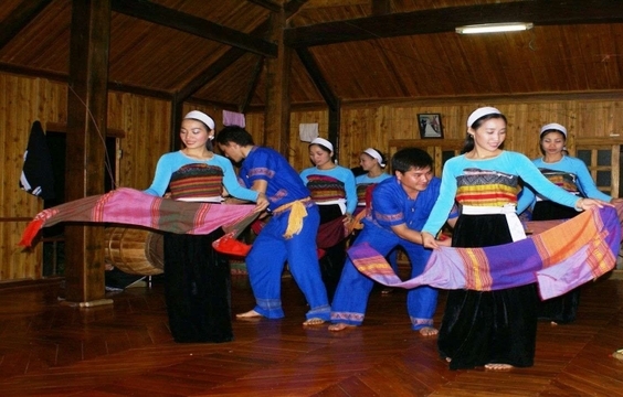 Mai Chau Valley Walking and Traditional Dance Show