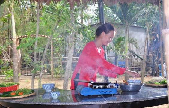 Cooking class with Locals and Fly to Ho Chi Minh City 