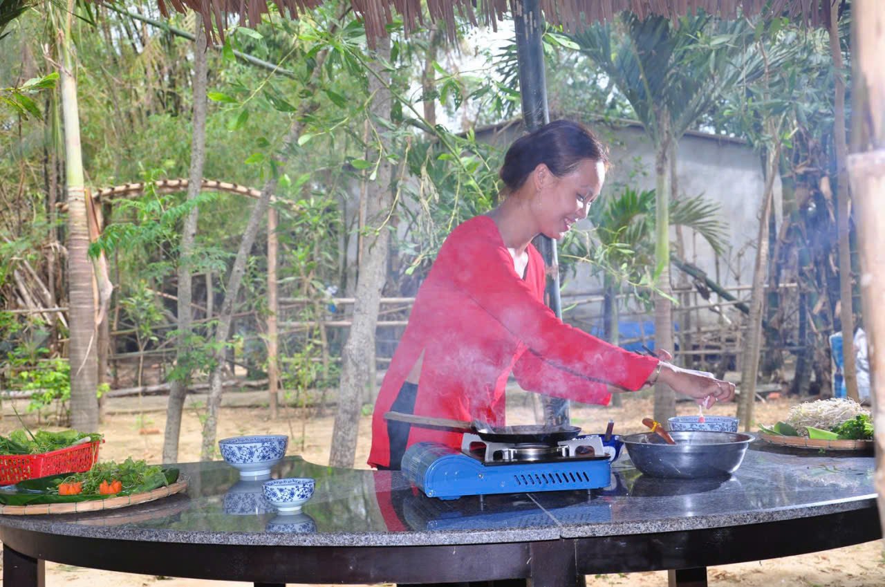 Cooking class with Locals and Fly to Ho Chi Minh City 